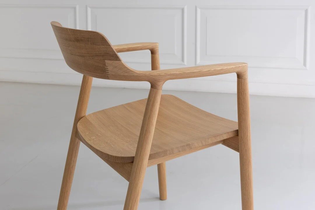 直営5店舗にて「HIROSHIMAアームチェア 北海道産ナラ材」を数量限定で