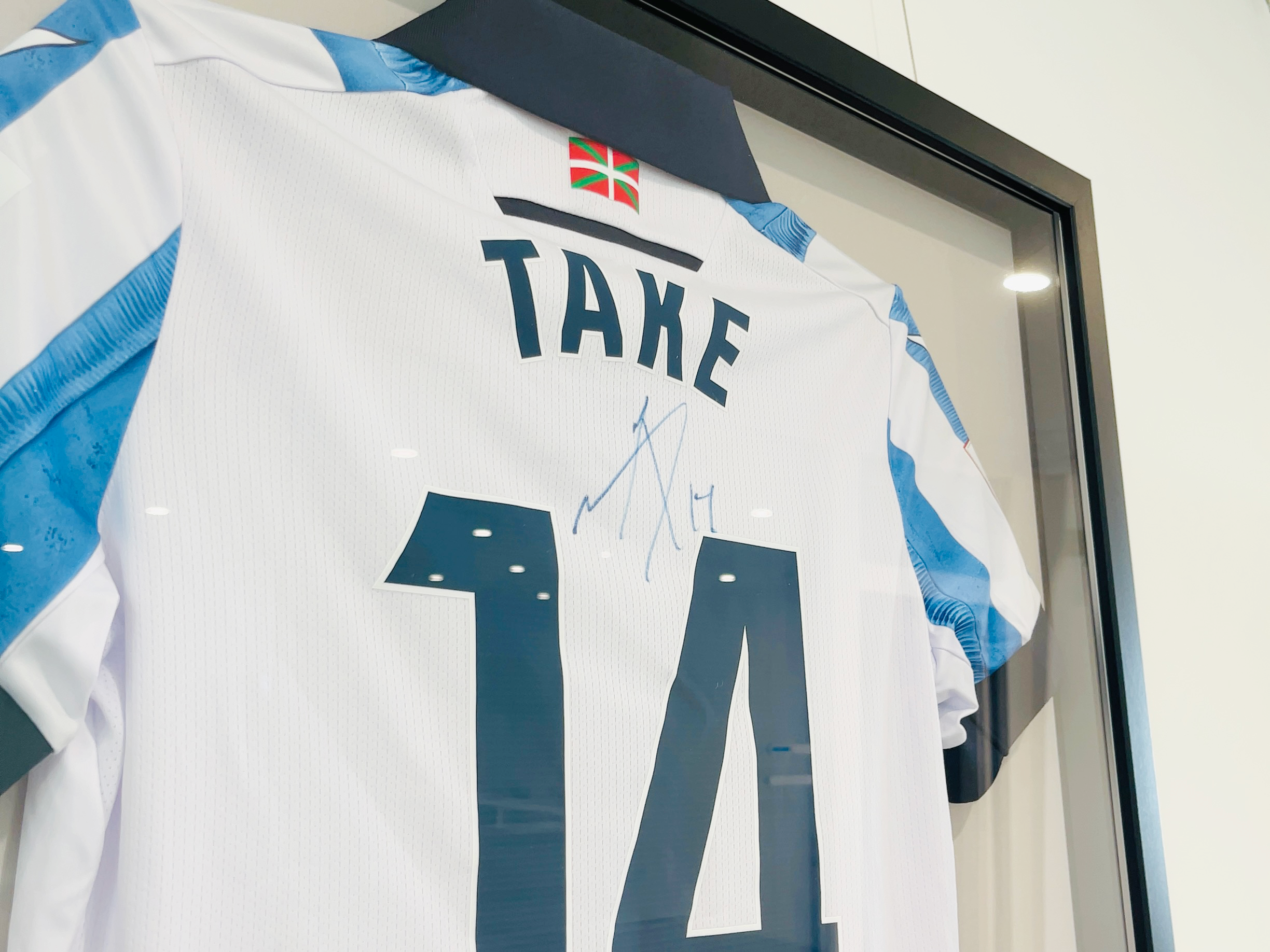 丸亀市役所に久保建英選手のサイン入りユニフォームを展示してる