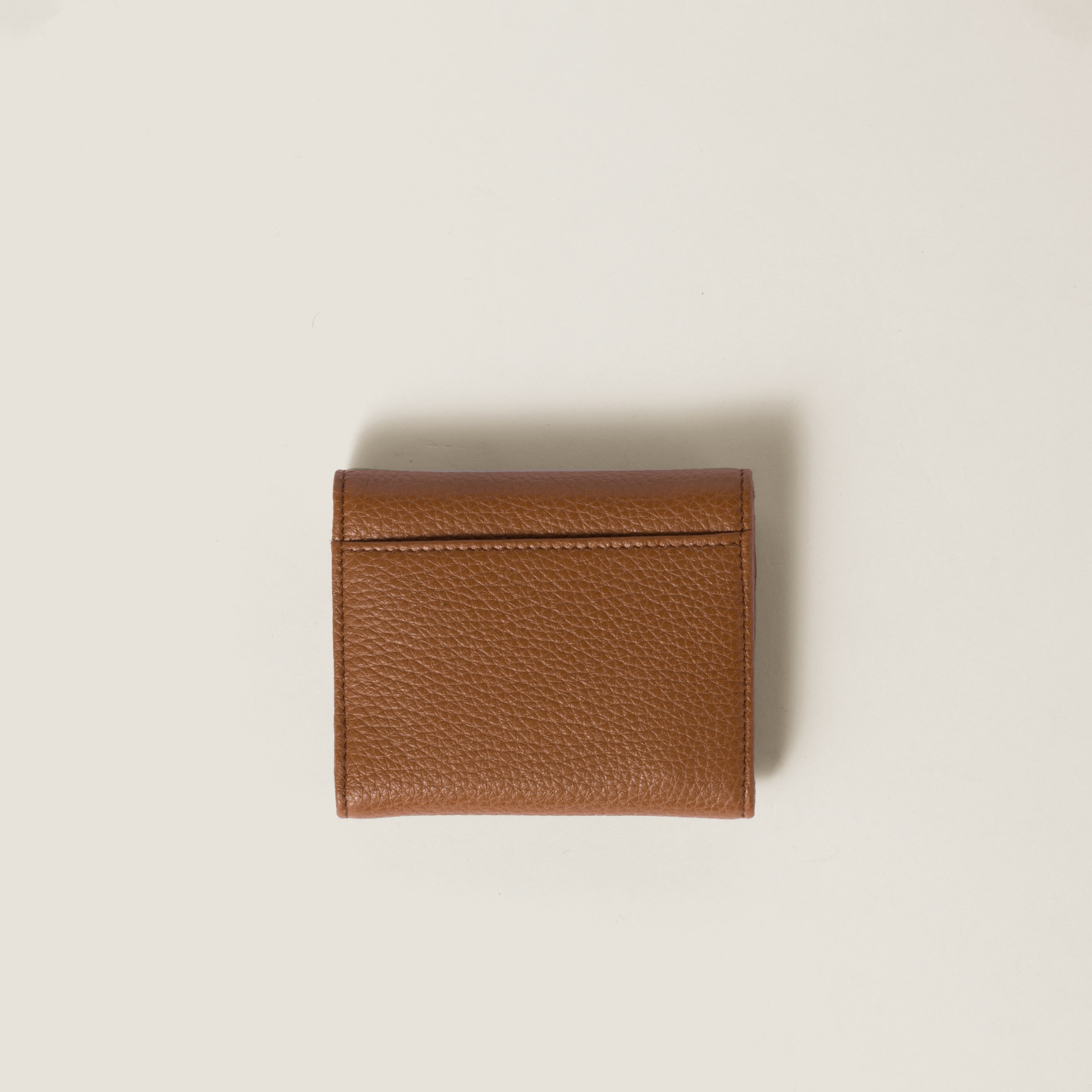 コニャックブラウン ヴィッテロダイノレザーフラップ付折り財布 | Miu Miu