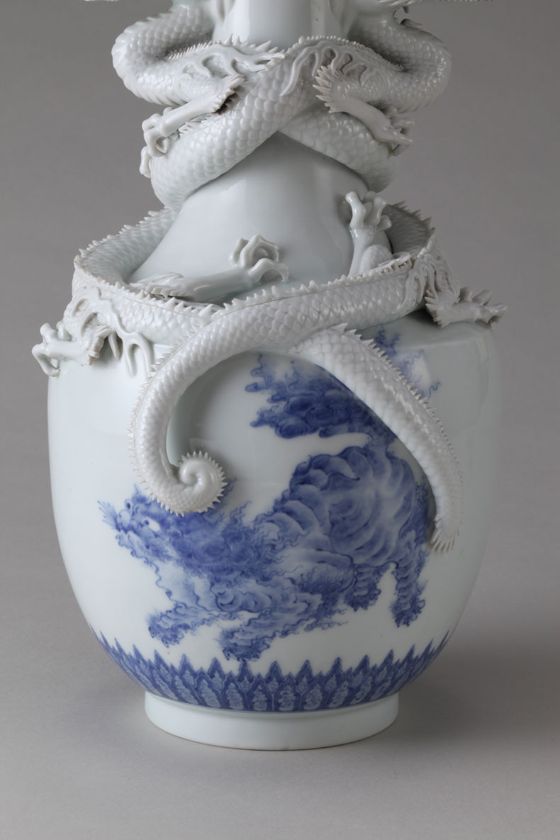 染付龍刻唐獅子牡丹文花瓶 ｜ みかわち焼 三川内焼- 総合サイト