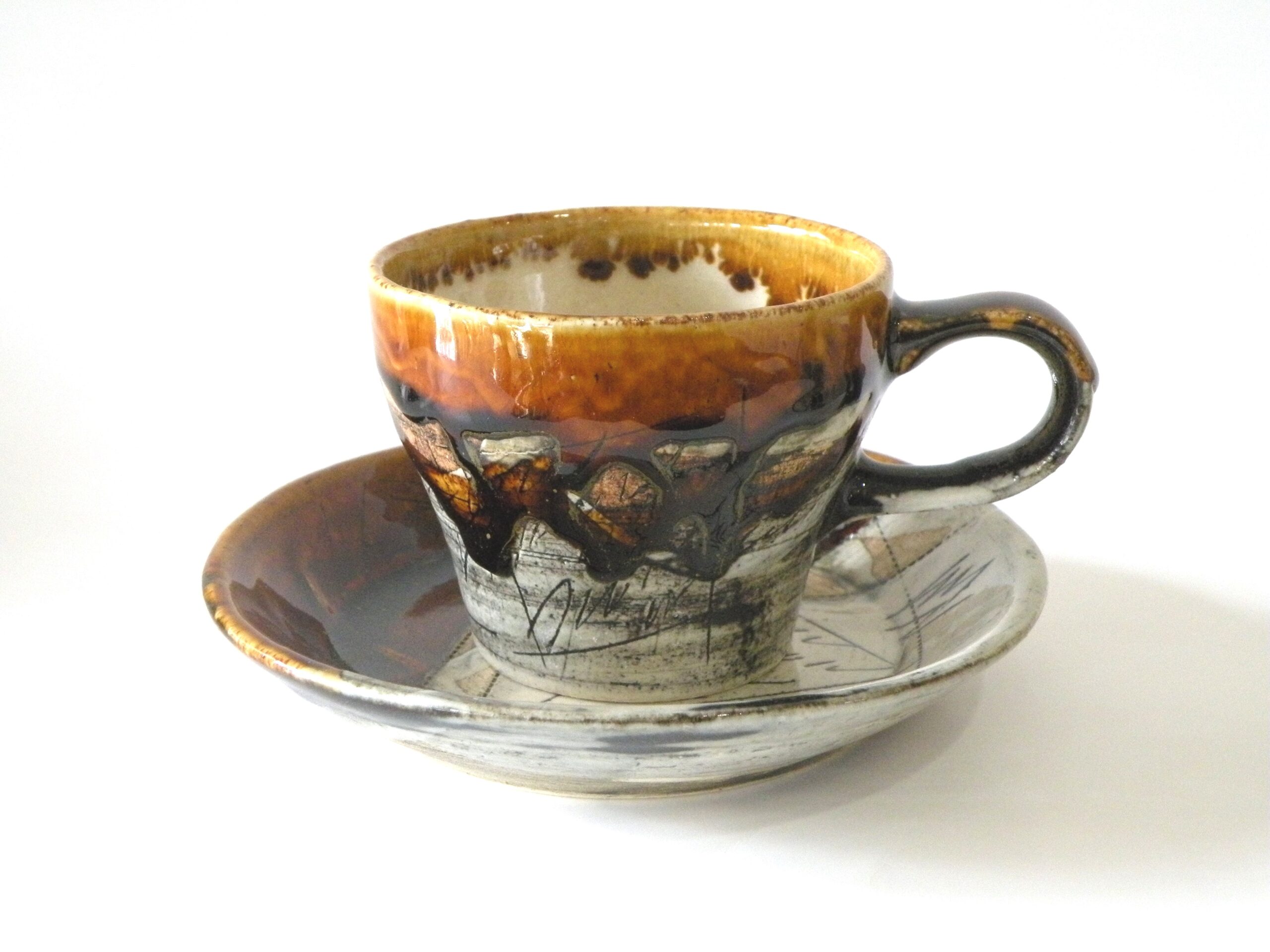 美濃焼伝統工芸品協同組合 | 飴釉線刻文珈琲碗皿