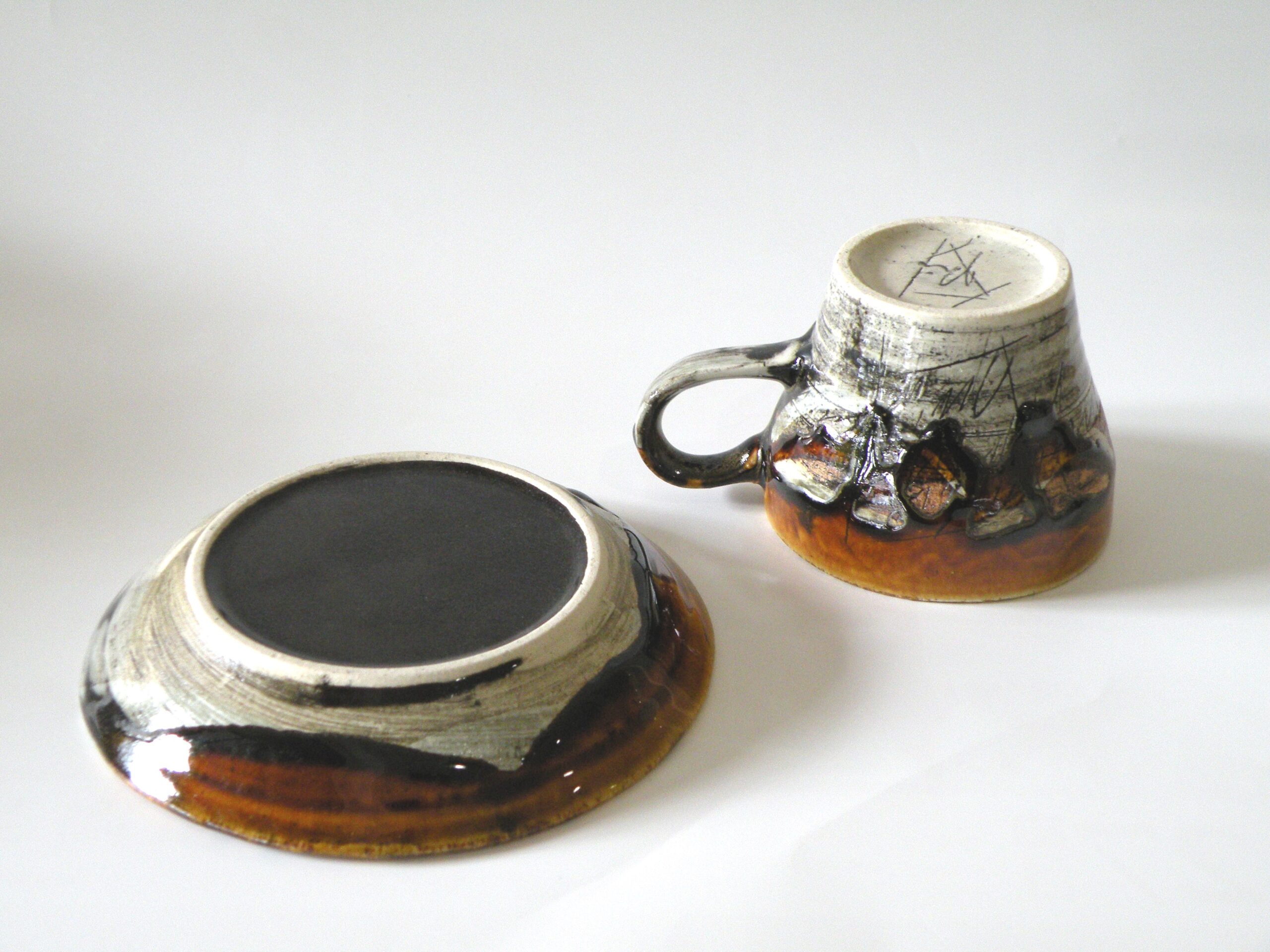 美濃焼伝統工芸品協同組合 | 飴釉線刻文珈琲碗皿