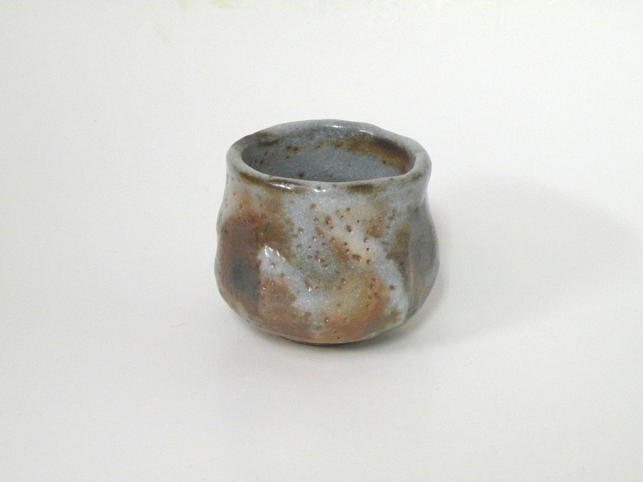 美濃焼伝統工芸品協同組合 | 鼠志野ぐい呑 木箱