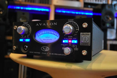 1台3役のレコーディング・マルチ・ユニットAVALON DESIGN V5の店頭展示