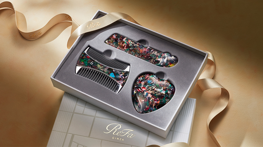 シックで上質なデザインのコーム、ミラーを3点セットにした ReFa