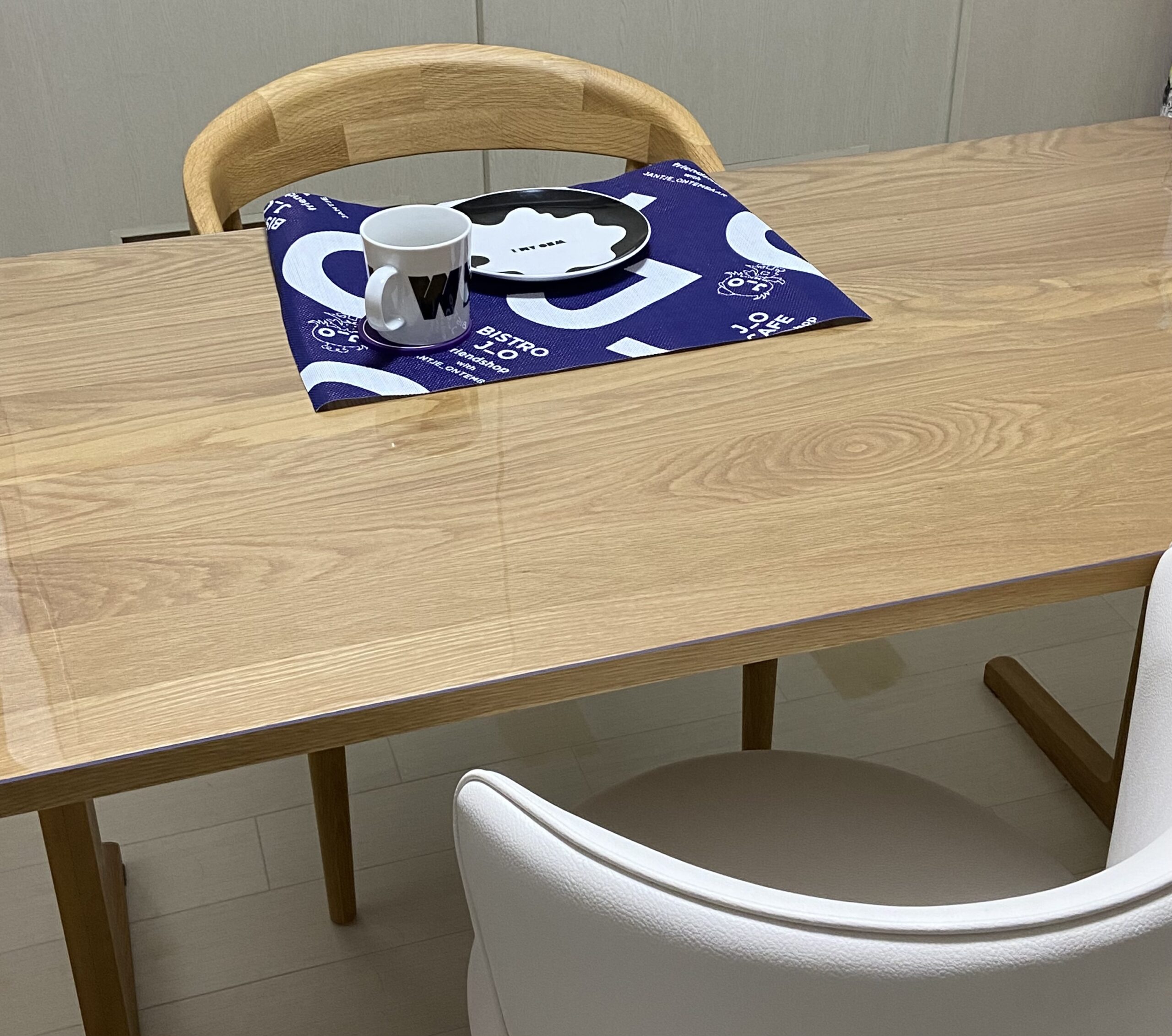 無印良品】オーク材のテーブルにマットを敷いた家庭の写真と感想