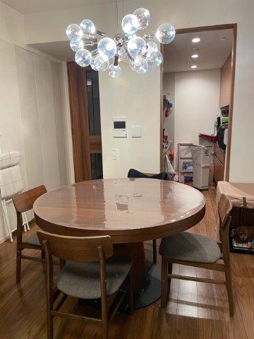 ボーコンセプトのGranada伸張式テーブルに透明クロスを敷いた写真集