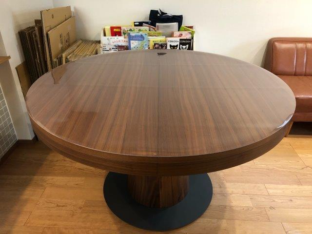 ボーコンセプトのGranada伸張式テーブルに透明クロスを敷いた写真集