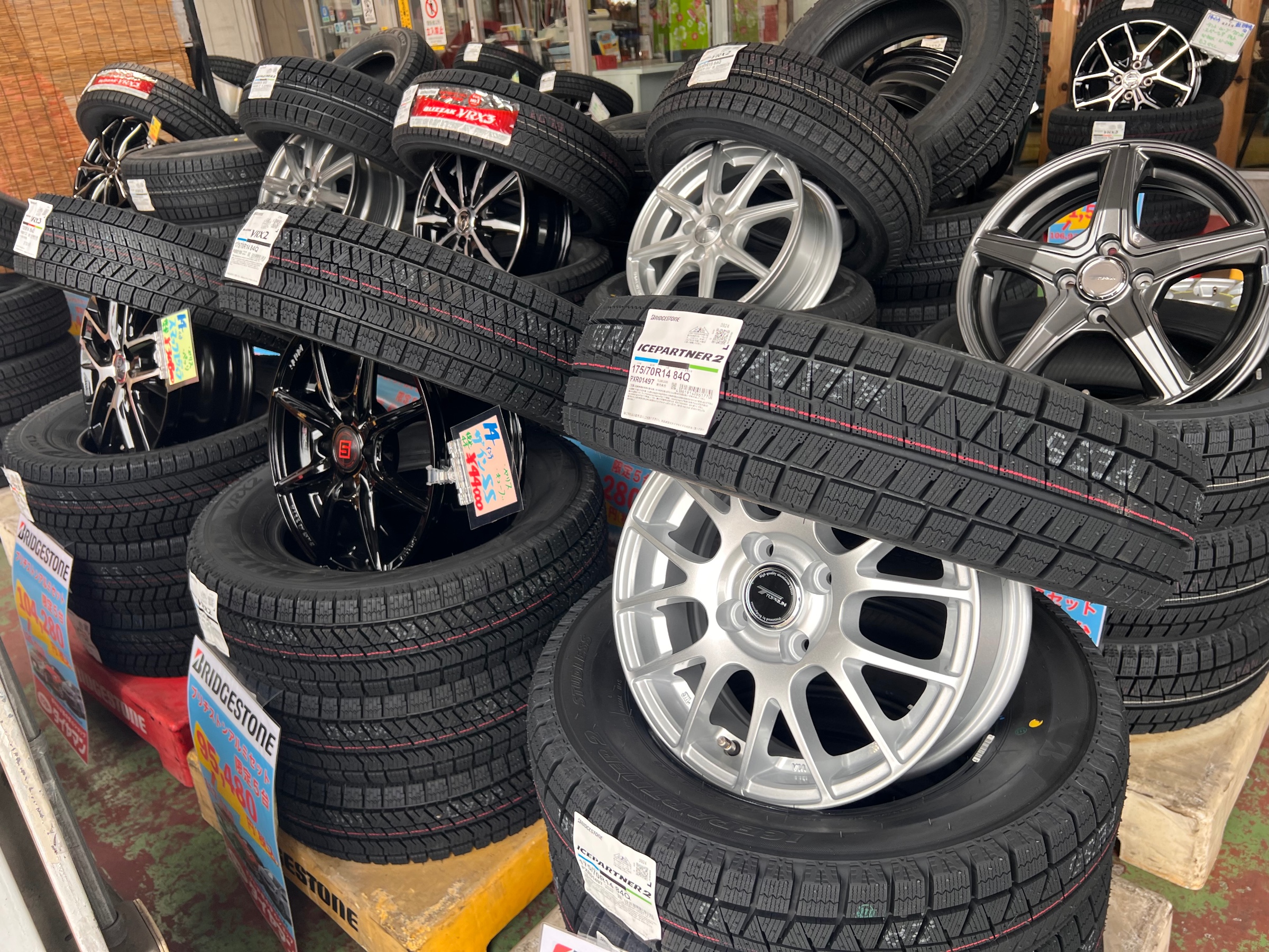 冬の安心を支えるスタッドレスタイヤ！ミスタータイヤマン佐野店の