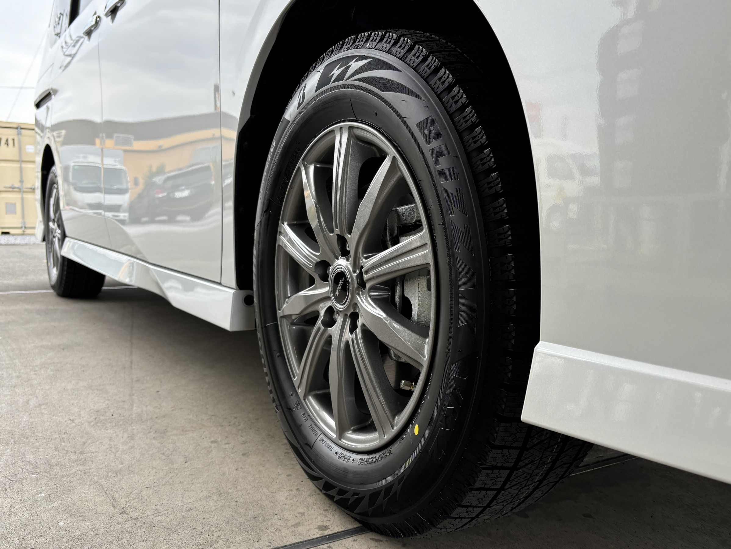 日産 セレナにブリヂストン BLIZZAK VRX2 + TOPRUN KR10を装着 [タイヤ