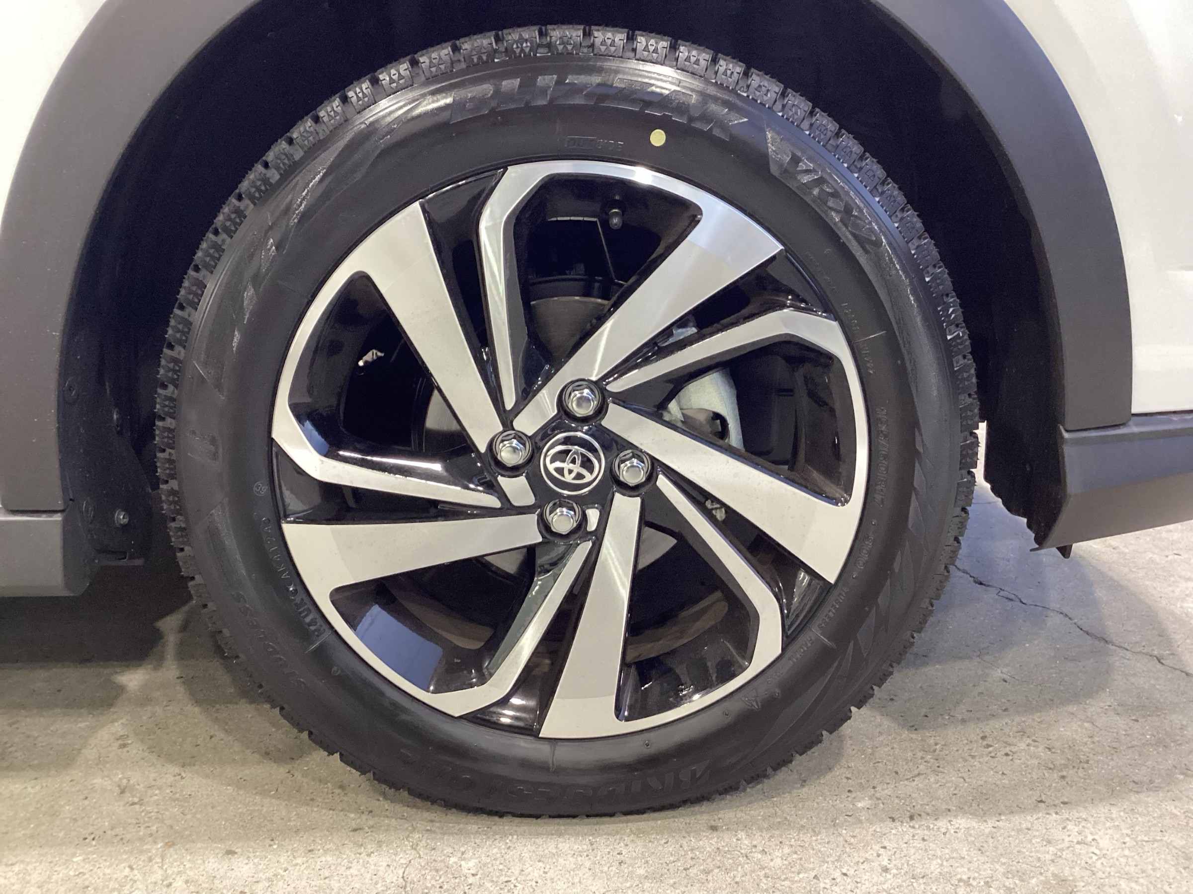 ☆彡トヨタ ライズ スタッドレスタイヤ ブリザックVRX2 タイヤ交換☆彡