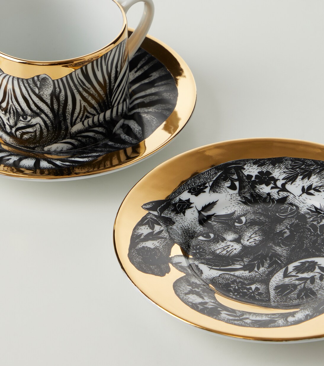 High Fidelity set of 6 porcelain tea cups and saucers in black