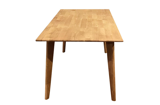 幅広いコーディネートで活躍！オーク天然木のダイニングテーブル