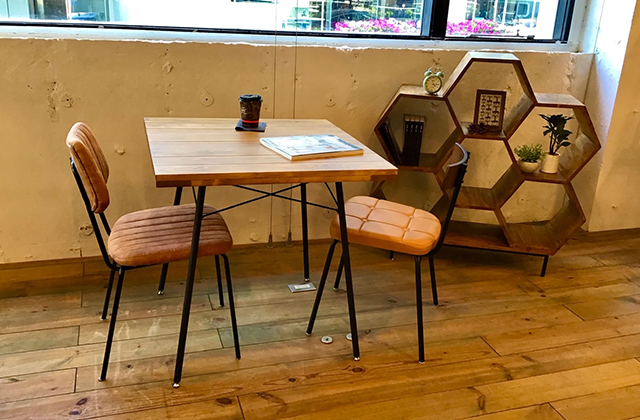 パイン天然木×スチールがおしゃれなテーブルはシーンに応じて選べる3