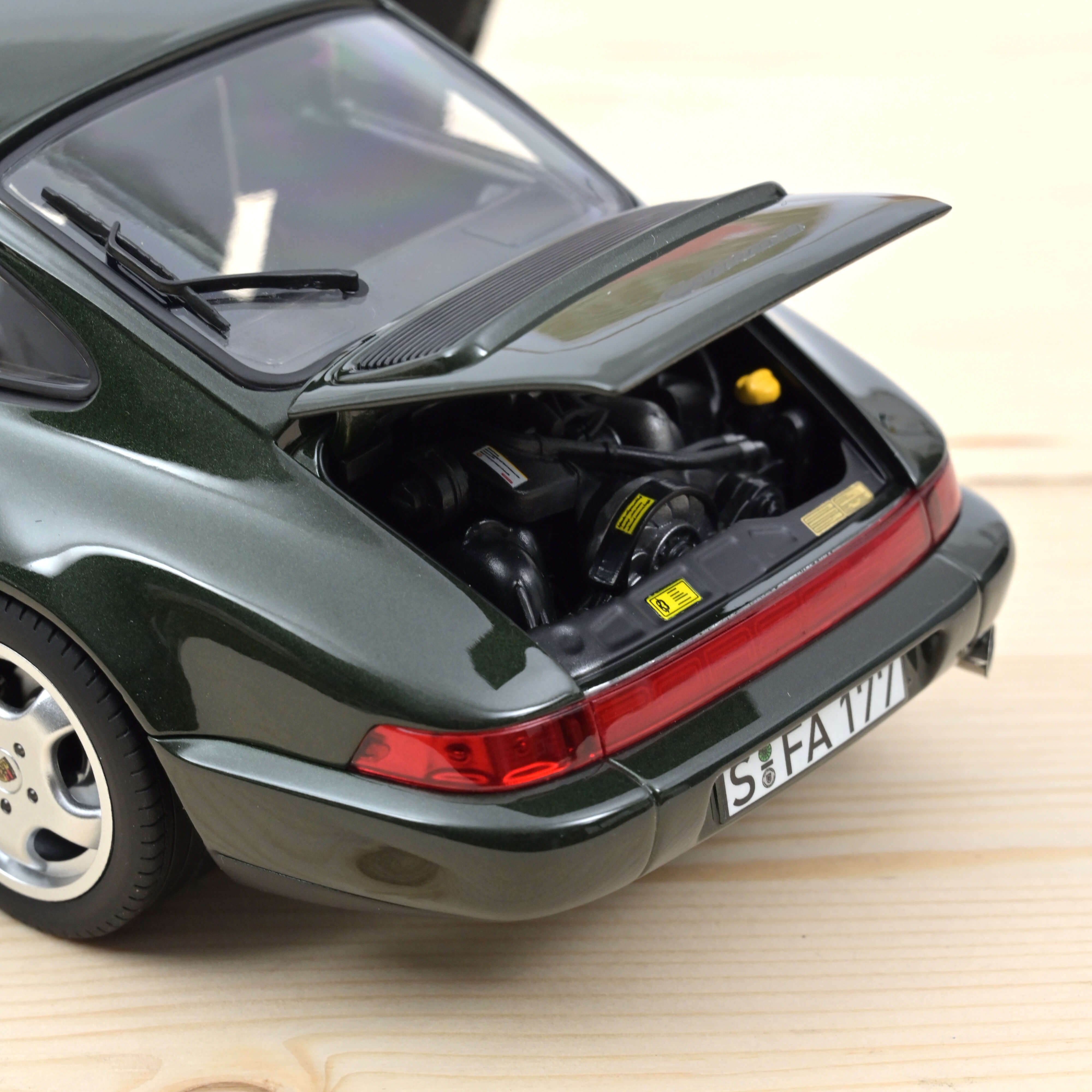 Porsche 911 Carrera 4 1992 Green met 1:18 - 200pcs – Norev