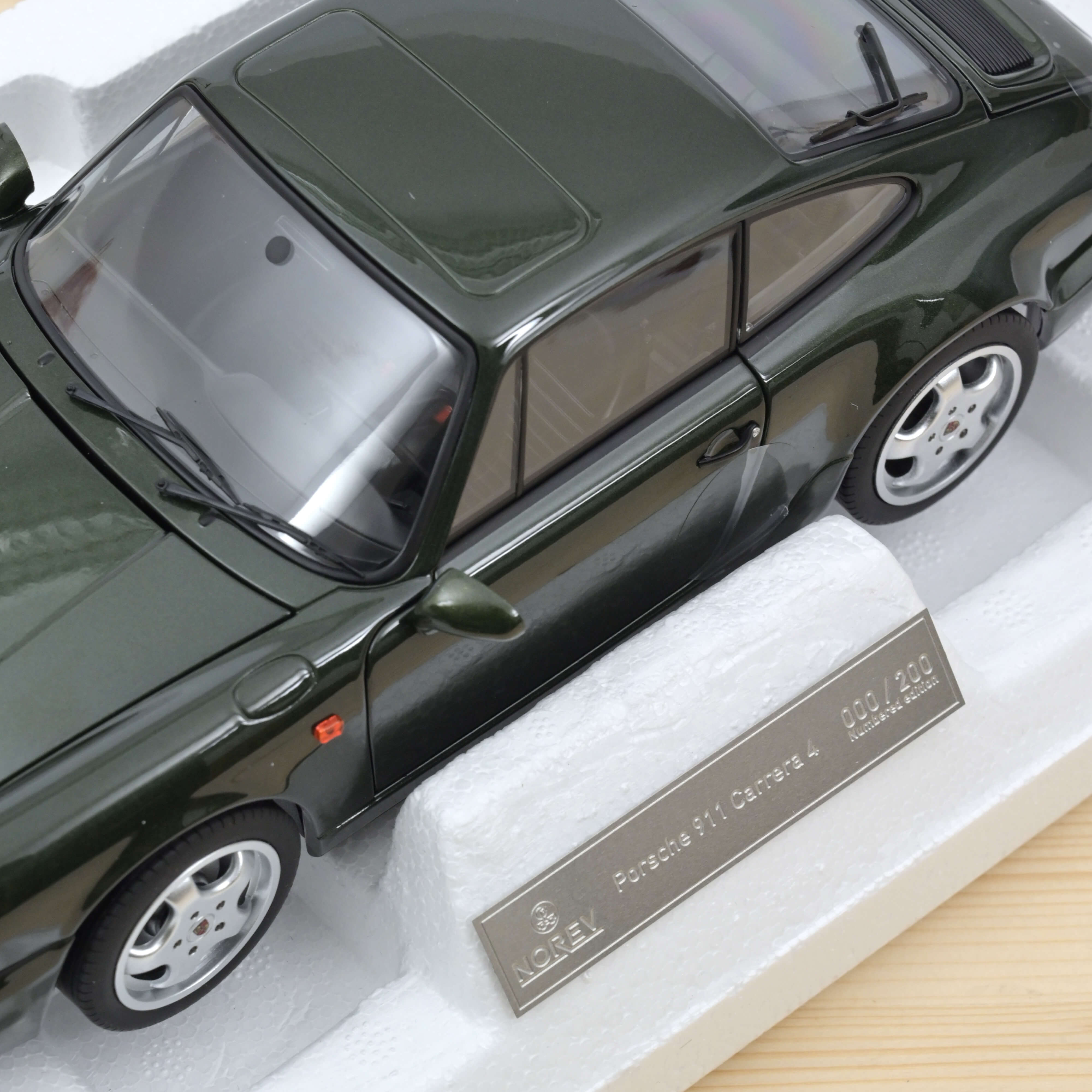 Porsche 911 Carrera 4 1992 Green met 1:18 - 200pcs – Norev