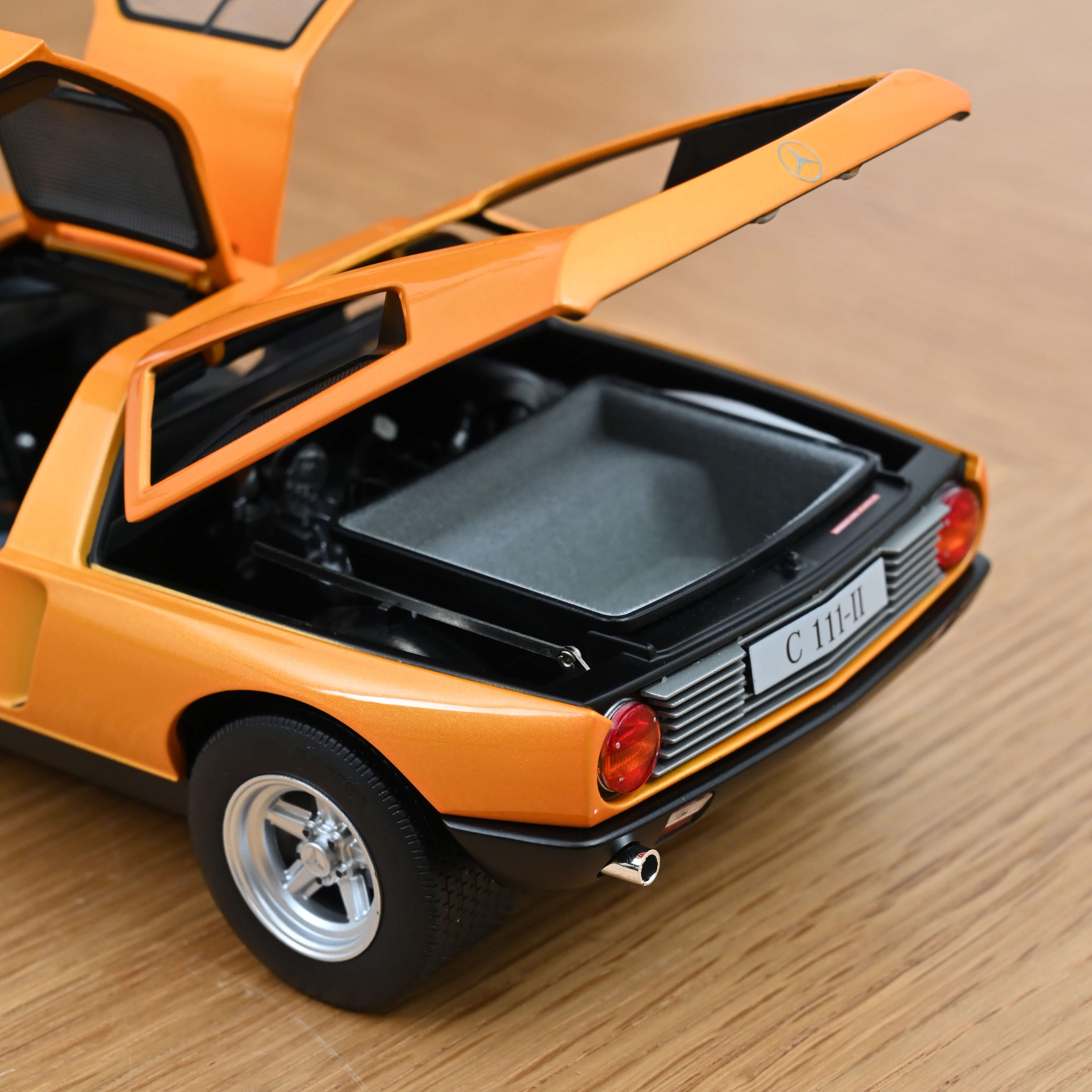 Mercedes-Benz C 111 / II 1970 Weissherbs metallic 1:18 – Norev