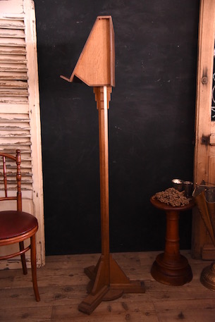 落ち着いた風合いの木製聖書台 レクターン