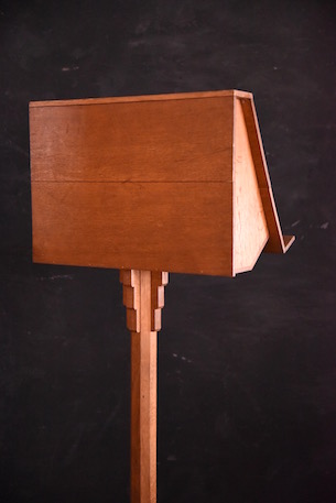 落ち着いた風合いの木製聖書台 レクターン