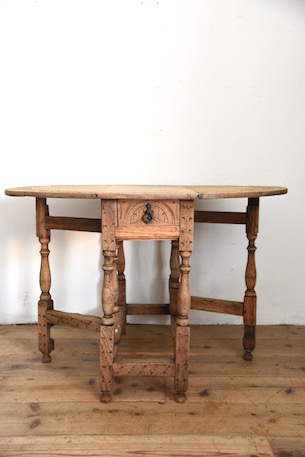 雰囲気あるドロワーのついたゲートレッグテーブル