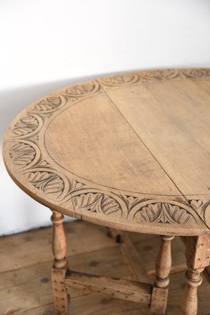 雰囲気あるドロワーのついたゲートレッグテーブル