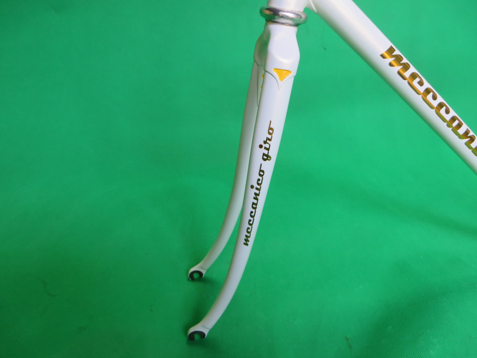 GIRO // White // 53.5cm – NJS EXPORT