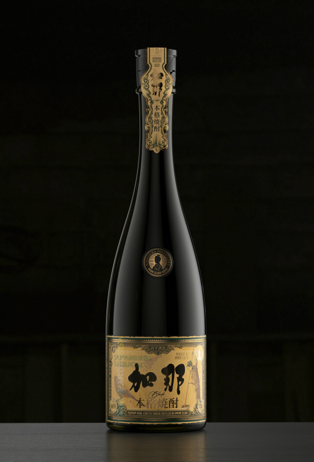 奄美黒糖焼酎 樫樽貯蔵 加那 KANA BLACK 40％ 西平酒造