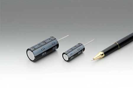 長寿命・小形・低インピーダンス化 リード線形アルミ電解 コンデンサ