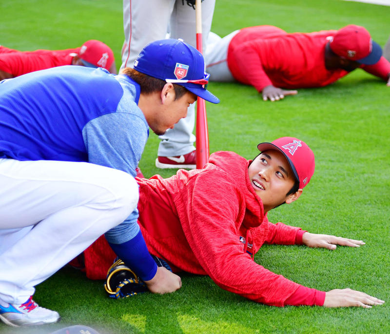 大谷翔平 試合前にマエケンと笑顔で近況報告 - MLB : 日刊スポーツ