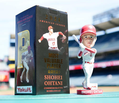 大谷翔平に「MVP！MVP！」試合前に昨季MVP獲得のセレモニー 記念の