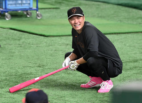 巨人】坂本勇人「母の日」はピンク色の打撃用手袋など使用 リスト