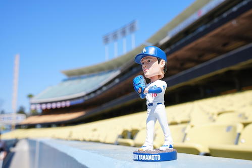 山本由伸のボブルヘッド配布「夢のような夜！」前日メジャー最多8勝目