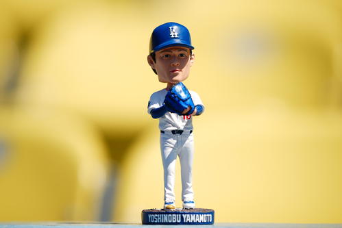 山本由伸のボブルヘッド配布「夢のような夜！」前日メジャー最多8勝目