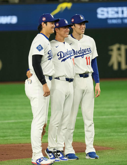 ドジャース公式Xが大谷、山本、佐々木の試合後3ショットを公開