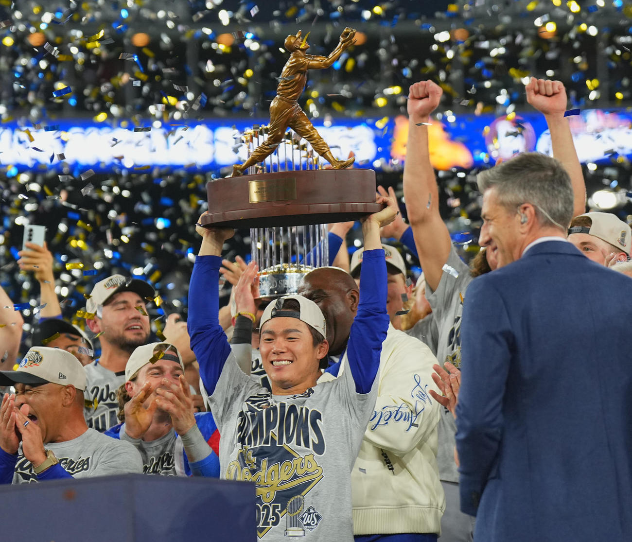 トロフィー抱え眠る山本由伸「さあ帰ろう、チャンピオンたち