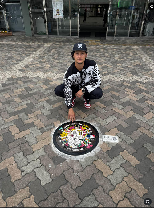 ダルビッシュが“ダルビッシュ”を見学 地元大阪・羽曳野市設置の「自分