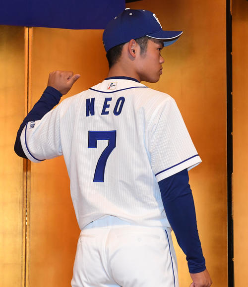 中日根尾新ユニ「かっこいい」新入団発表に200人 - プロ野球 : 日刊