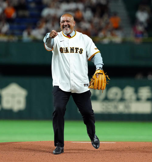 巨人】「ゲッツ！」OBラミレス氏始球式、ダンディ坂野とホームラン
