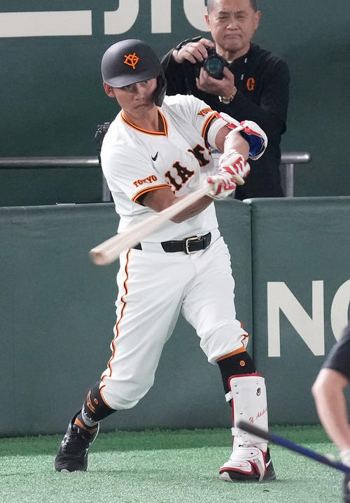 巨人】矢野謙次打撃コーチが異例の“現役復帰”？ 復刻応援歌にベンチ前