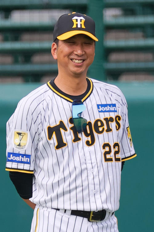 阪神】藤川新監督が背番号22で甲子園に登場 新生タイガースが秋季練習