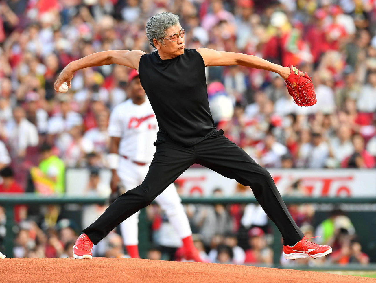 広島】広島出身の吉川晃司がダイナミックに103キロマーク「ピース