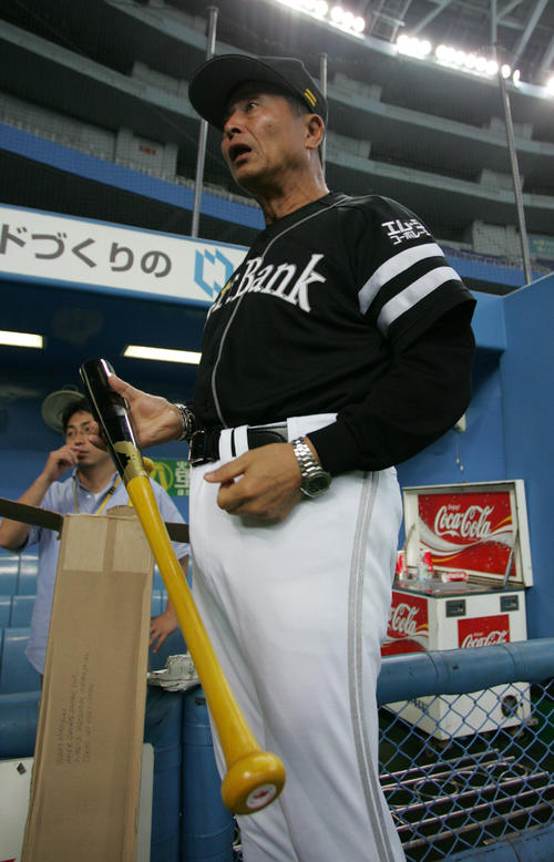 中日】松中打撃統括コーチが指導2年目のこの秋もマスコットバットで