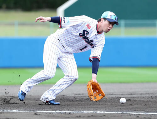 ヤクルト】内山壮真「新鮮な気持ちで…」背番号「3」のユニ姿お披露目