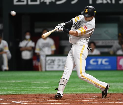 前日結婚発表ソフトバンク周東、バットと足で主導権 - プロ野球写真