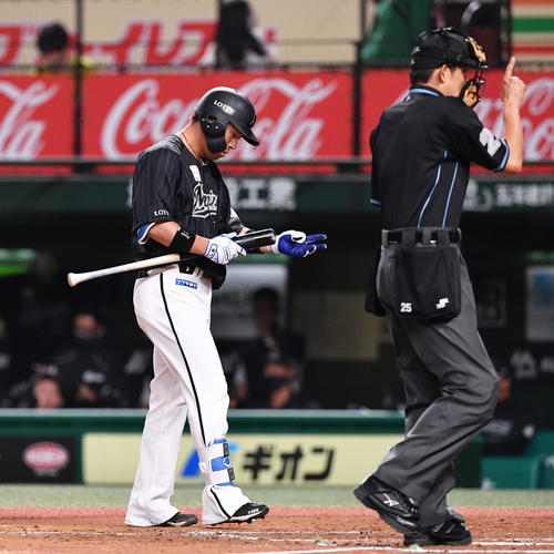 一触即発！？ロッテ角中勝也がバットを突き出したのは投手でも虫でも