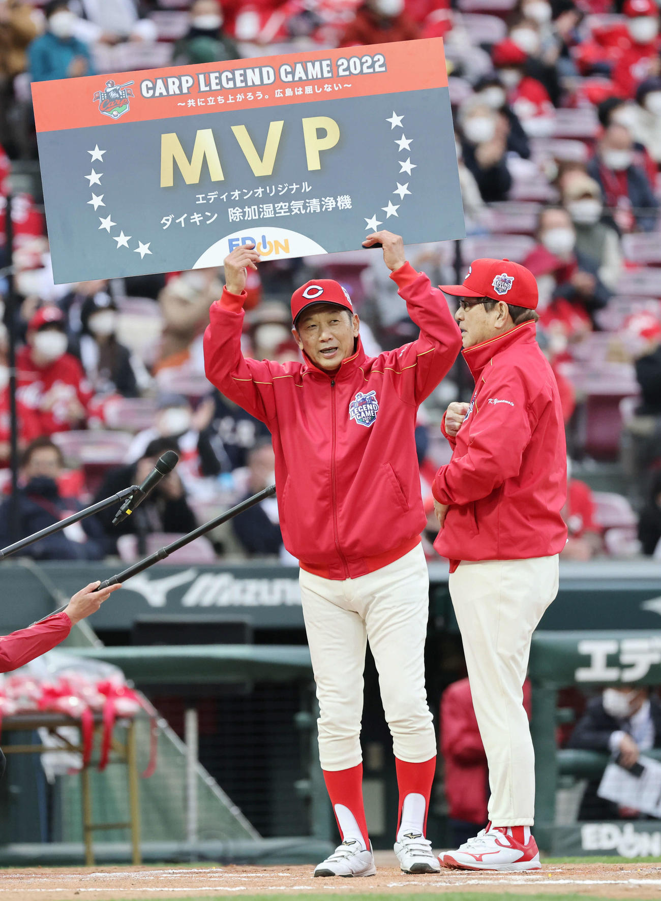 広島OB戦 高橋慶彦氏が3安打でMVP受賞「すごく楽しい」全方向に打ち