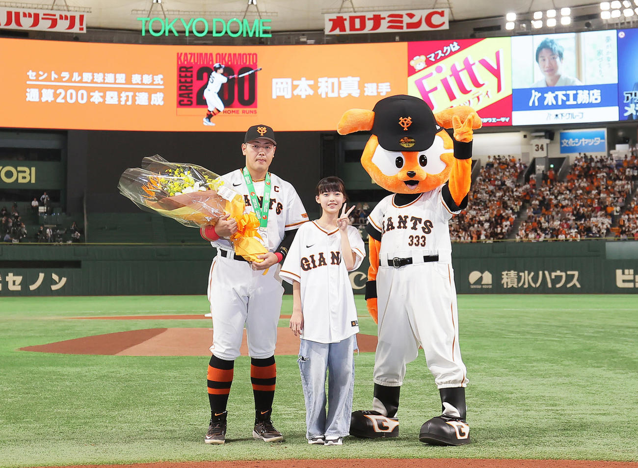 巨人】岡本和真が通算200本塁打の連盟表彰 花束とメダル受け取り笑顔