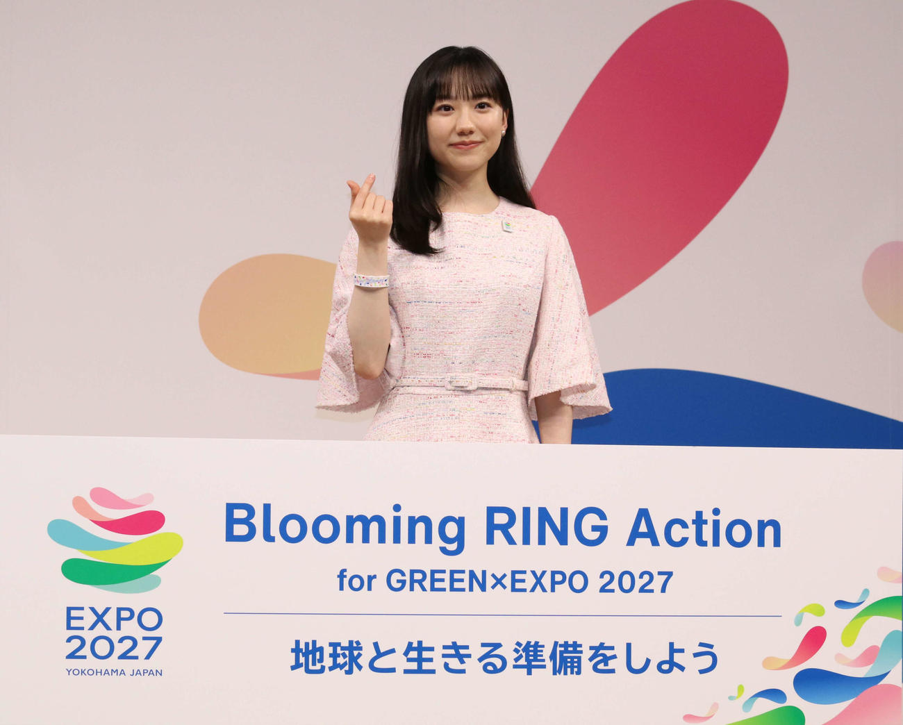 芦田愛菜 薄ピンクワンピースで「どんな明日を作るのかな」グリーン