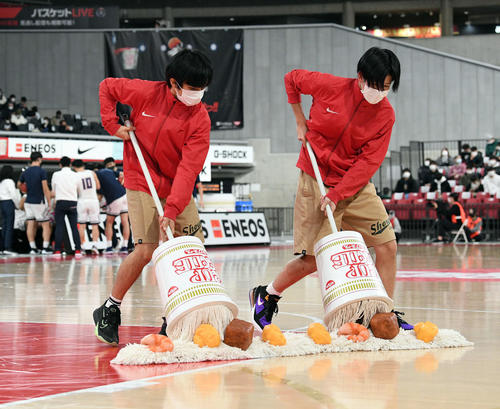 モップヌードル？！ カップ麺のようなモップが高校バスケ盛り上げた