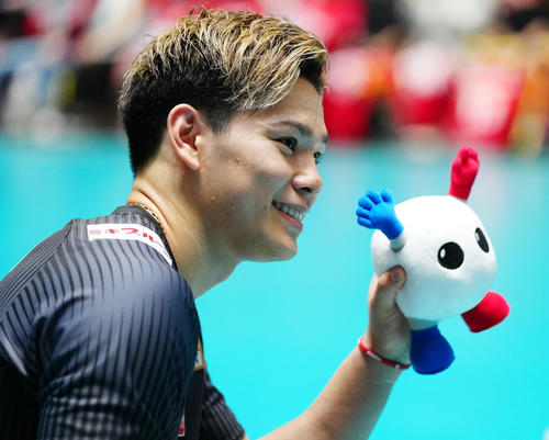 バレー】好調の高橋藍、ブロックもさく裂！両手を広げ、笑顔で聖地の